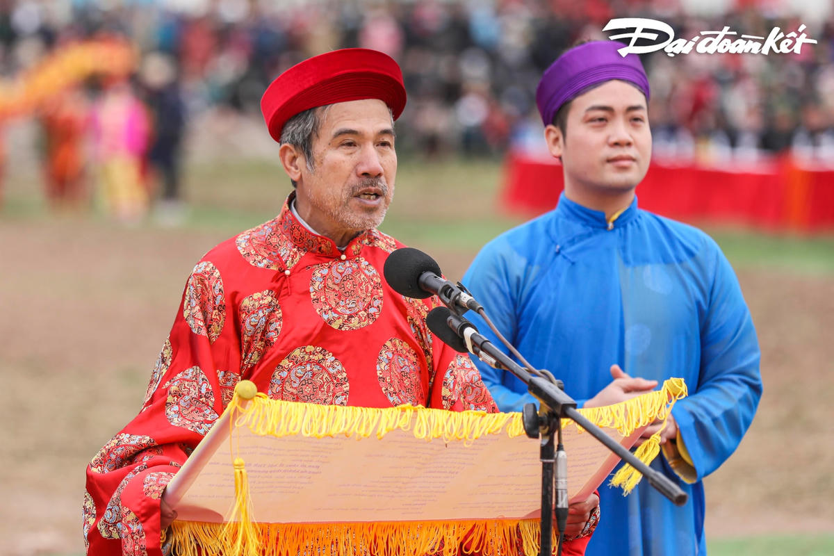 Bô lão có uy tín của làng Đọi Tam đọc văn trình trước linh vị vua Lê Đại Hành.