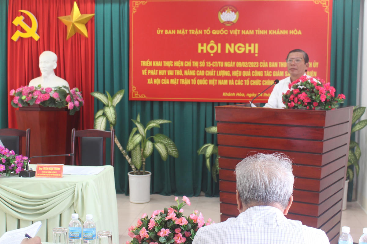 Ông Trần Ngoc Thanh, Chủ tịch Mặt trận tỉnh Khánh Hòa đang phát biểu tại hội nghị.