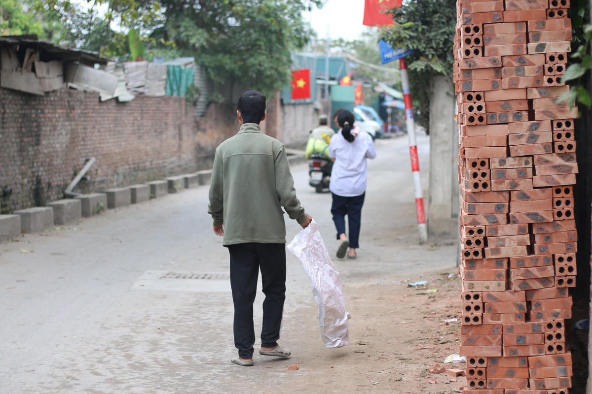 Không có giấy tờ tùy thân nên để xin được việc, mua thẻ BHYT đối với Tuấn không hề dễ dàng.