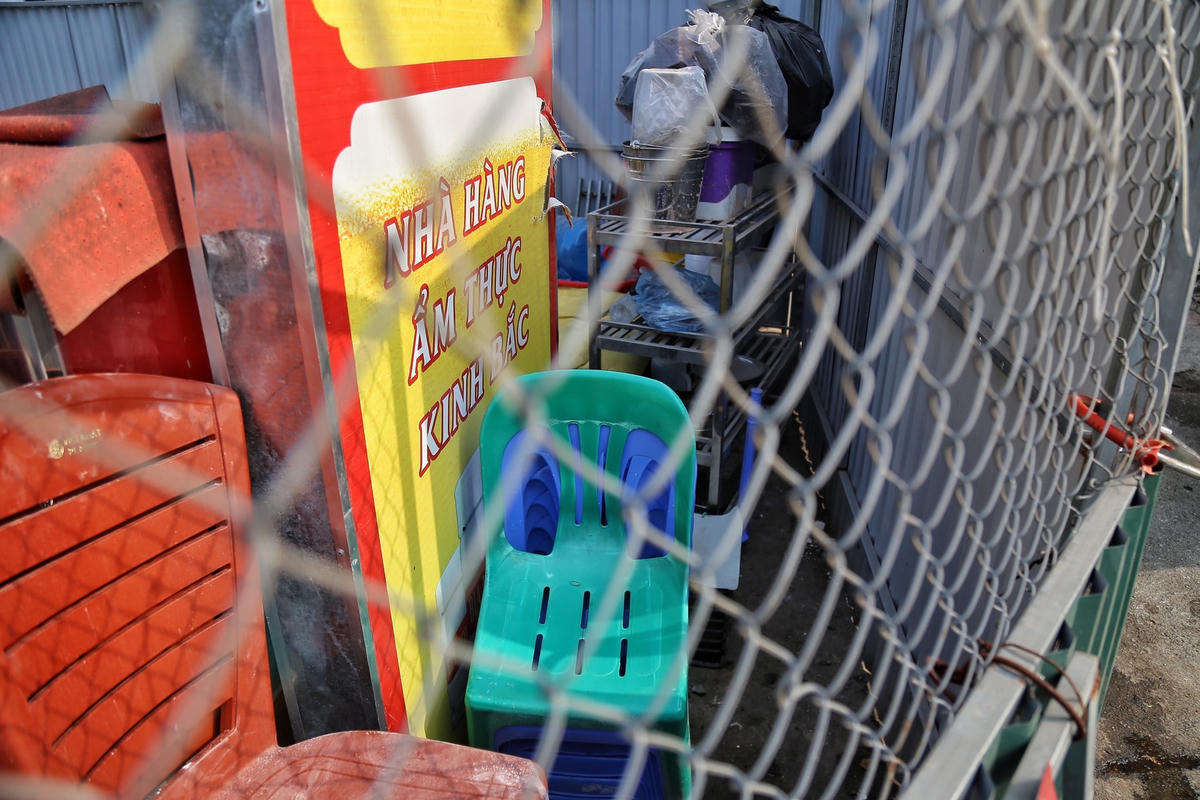 Hà Nội: Loạt 'lô cốt' án ngữ trên phố Vũ Trọng Khánh sau lệnh thu hồi