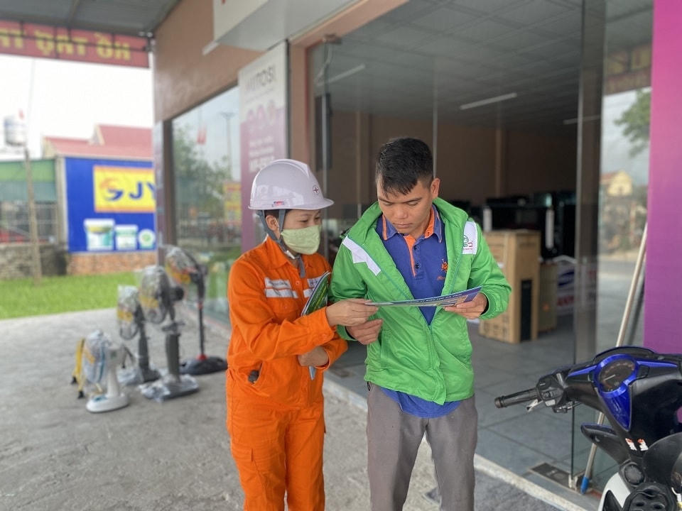 Từ đầu năm đến nay, PC Hà Tĩnh đã gửi tin nhắn, thông báo và tờ rơi tuyên truyền đến tận tay các khách hàng sinh sống trong và hai bên hành lang lưới điện.