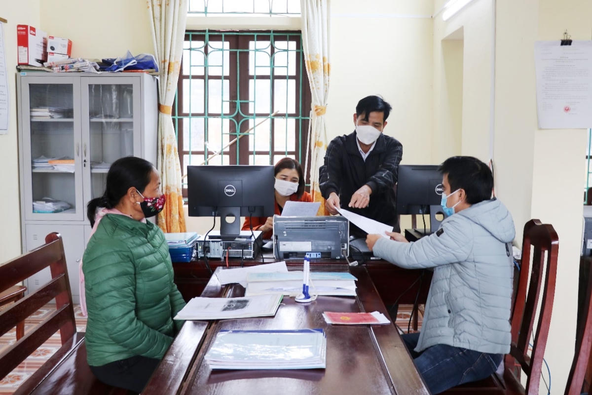 Người dân đến làm thủ tục hành chính tại trụ sở xã Minh Tân (huyện Vụ Bản, Nam Định). Ảnh: TL.