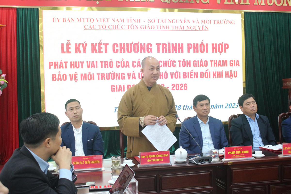 Các đại biểu trao đổi các nội dung ký kết.