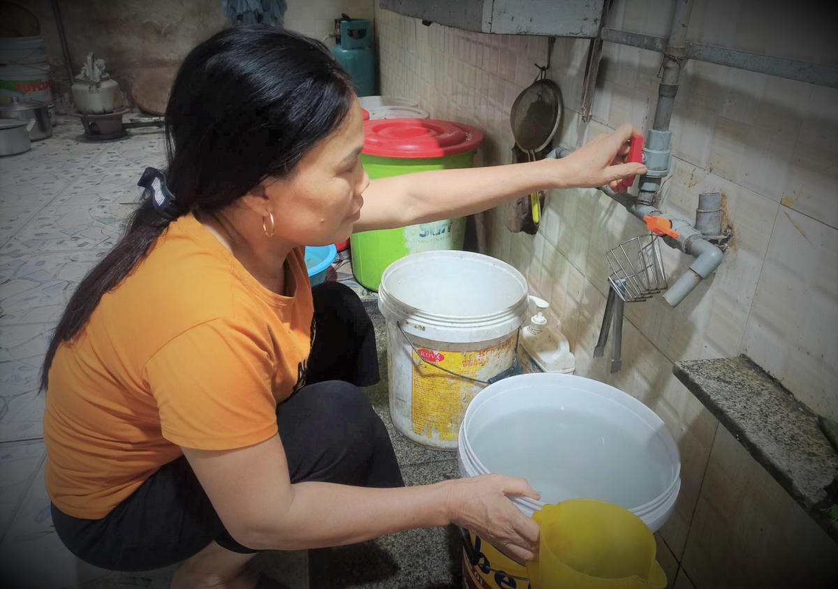 Việc thiếu nước sinh hoạt những ngày qua đã làm đảo lộn cuộc sống của hàng nghìn người dân thị xã Hồng Lĩnh.