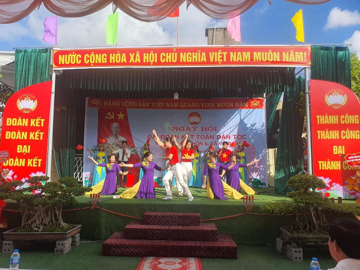 Nhiều tiết mục văn nghệ vui tươi được nhân dân địa phương dàn dựng, trình diễn trong Ngày hội.