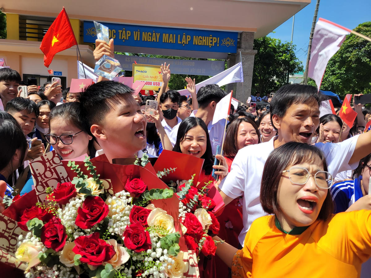 Quãng đường đi, tất cả cùng reo hò trong sự sung sướng.