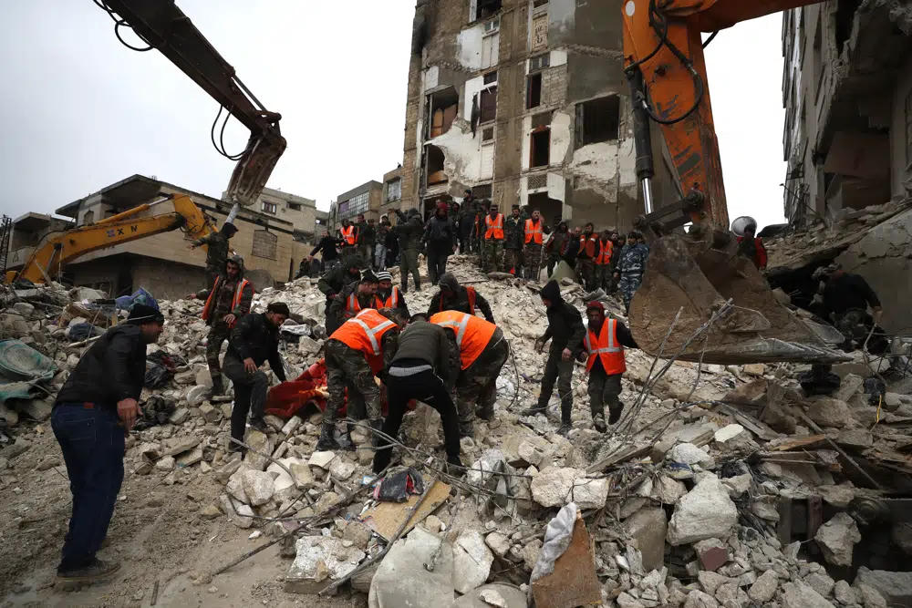 Hơn 3.700 người người trên khắp Thổ Nhĩ Kỳ và tây bắc Syria đã thiệt mạng vì hai trận động đất ngày 6/2. Trận động đất đầu tiên mạnh 7,8 độ richter xảy ra trước khi mặt trời mọc ngày 6/2. Đầu giờ chiều, trận động đất thứ hai mạnh 7,7 độ Richter được ghi nhận, cách tâm chấn cuộc động đất ban đầu khoảng 95 km về hướng bắc. Ảnh: AP.