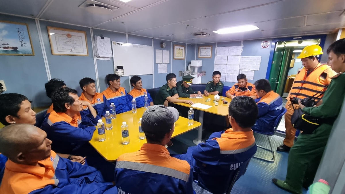 Sức khoẻ các ngư dân bị nạn ổn định đang được đưa vào đất liền. (Ảnh : BĐBP tỉnh Bạc Liêu).