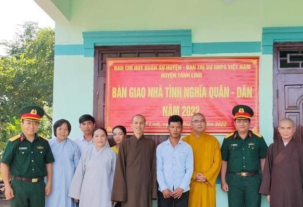Bàn giao căn nhà tình nghĩa Quân - Dân cho, hộ nghèo ông Thông Văn Nhân. 