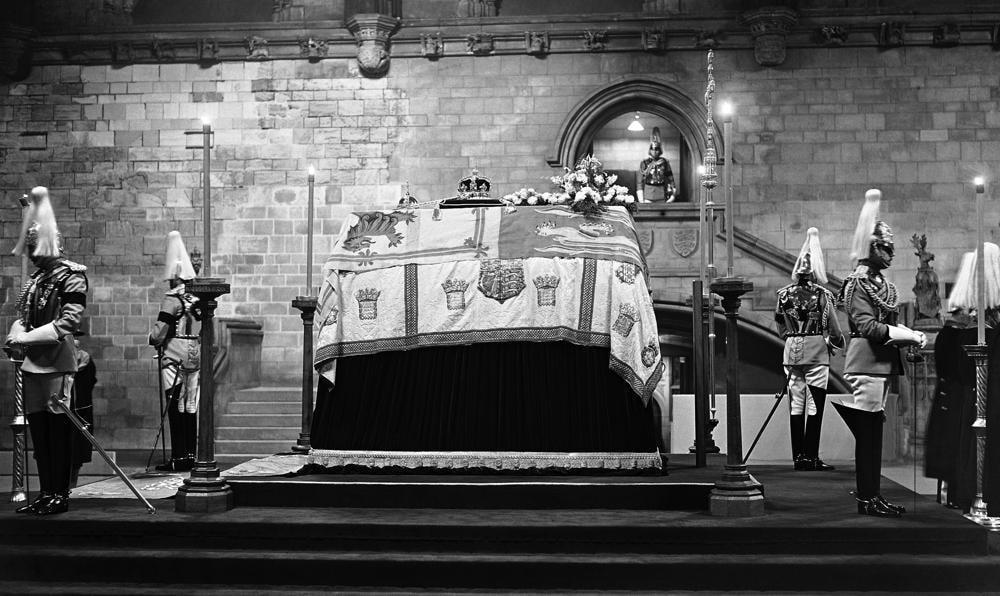 Linh cữu của Vua George V được giữ nguyên trạng tại Westminster Hall cho đến khi diễn ra tang lễ Hoàng gia, ngày 23/1/1936.