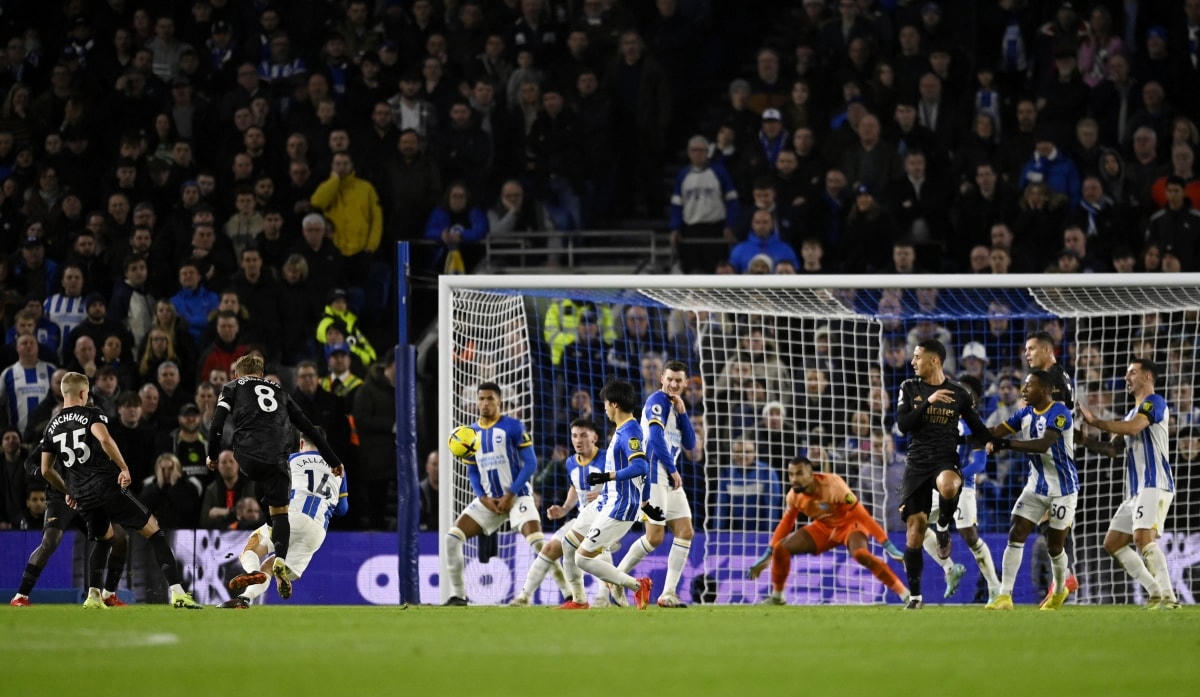Cú sút quyết đoán nâng tỷ số lên 2-0 cho Arsenal của Ødegaard. (Ảnh: Reuters).