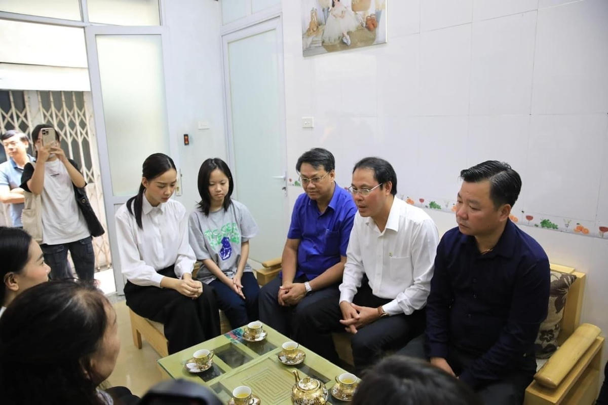 Đoàn công tác của TP HCM thăm hỏi một gia đình có người thân bị ảnh hưởng trong vụ hoả hoạn.