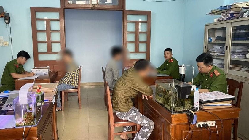 Công an phường Chính Gián, quận Thanh Khê triệu tập, lấy lời khai của các đối tượng côn đồ ngày 21/2. Ảnh Công an cung cấp.