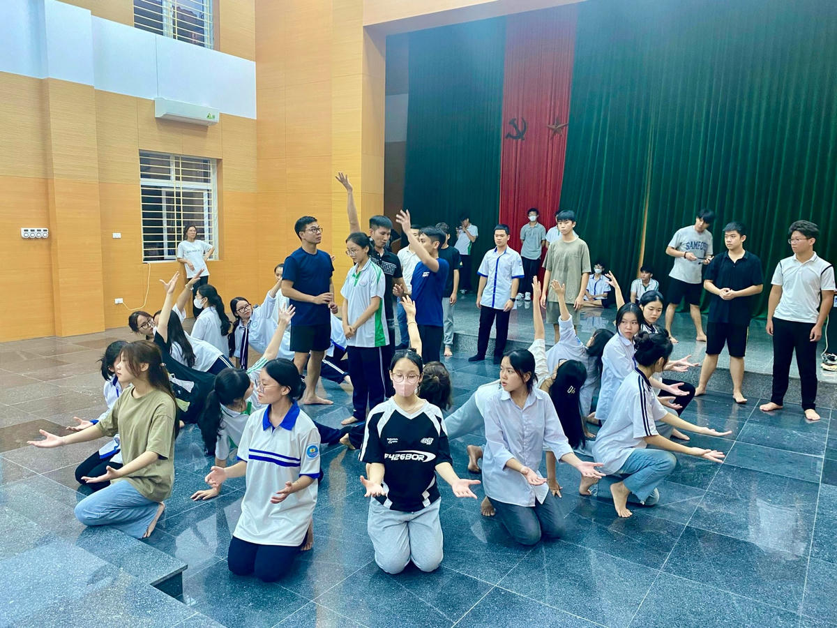 Các thành viên của đội thi Đảng bộ TP Hạ Long đang hăng say luyện tập chuẩn bị cho Cuộc thi sân khấu hóa cấp tỉnh.