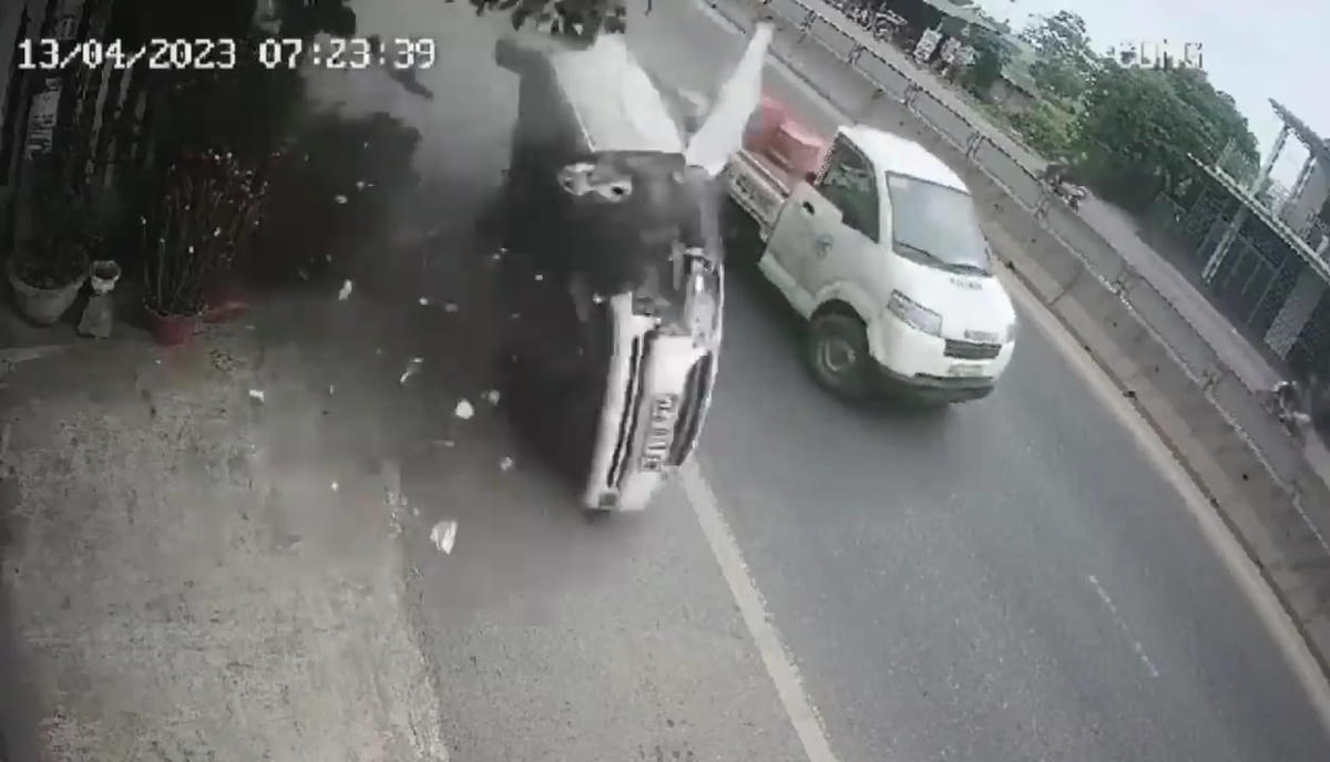 Xe ô tô con lật nhào trên tuyến QL 1A. Ảnh: Cắt từ clip do camera ghi lại.