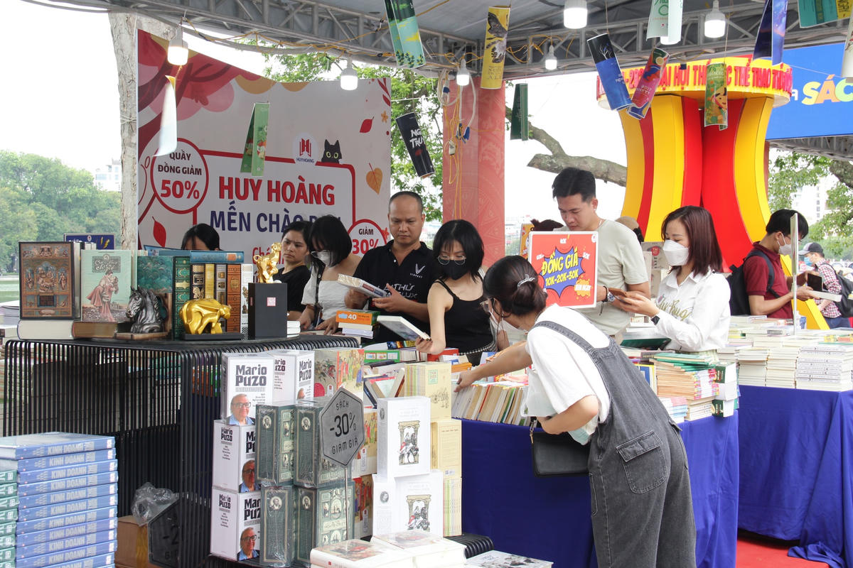 Ngay sau lễ khai mạc, đông đảo bạn đọc đã nô nức tham quan và lựa chọn cho mình những cuốn sách.