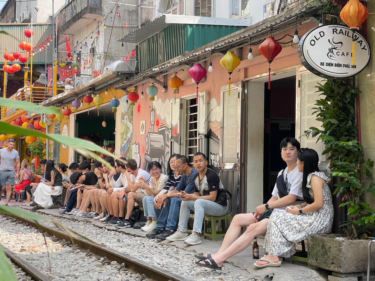 Hàng dài du khách, người dân ngồi sát với đường ray.