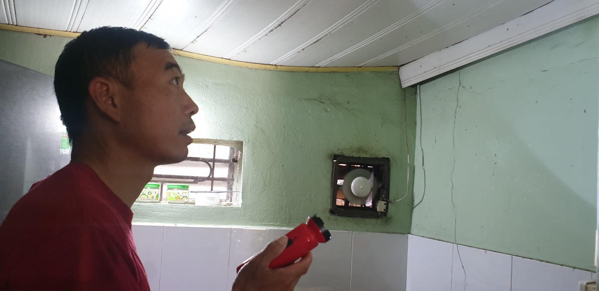 Căn nhà chật chội của anh Đỗ Văn Khương cũng xuất hiện nhiều vết nứt.