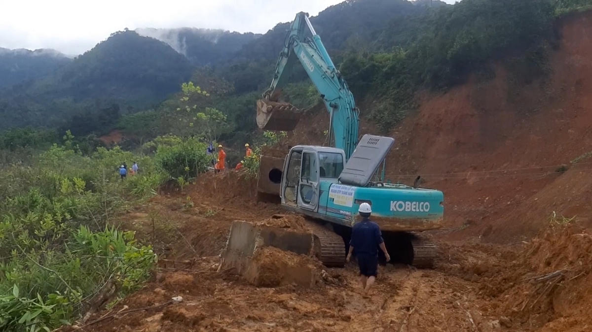 Công nhân công ty Điện lực Đông Giang túc trực khắc phục sự cố điện.