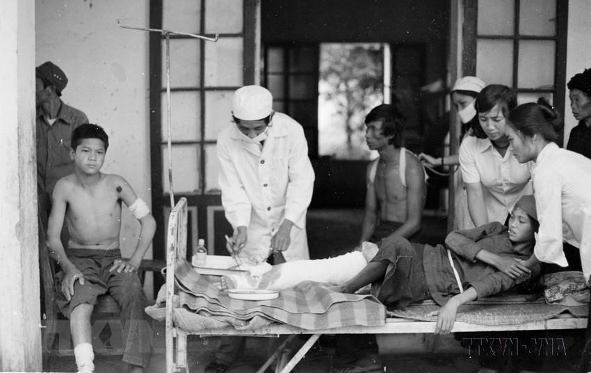 Bác sĩ cứu chữa vết thương cho học sinh trường Phổ thông cơ sở xã Quyết Tiến, huyện Quản Bạ, tỉnh Hà Tuyên bị trúng mảnh đạn pháo trong khi đang vui chơi. Ảnh: Hứa Kiểm/TTXVN. 