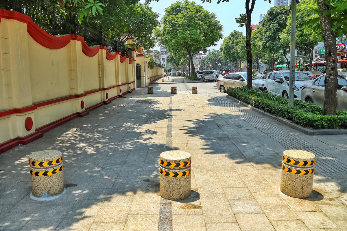 UBND phường Khương Mai (quận Thanh Xuân, Hà Nội) vừa triển khai lắp đặt gần 50 trụ đá dọc vỉa hè phố Lê Trọng Tấn tránh các phương tiện dừng đỗ không đúng quy định, lấy lại không gian cho người đi bộ.