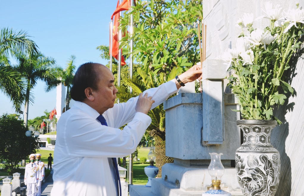 Chủ tịch nước Nguyễn Xuân Phúc dâng hương tưởng niệm đồng chí Vũ Văn Hiếu, Bí thư Đặc khu ủy đầu tiên Khu mỏ Quảng Ninh. Ảnh: QMG.