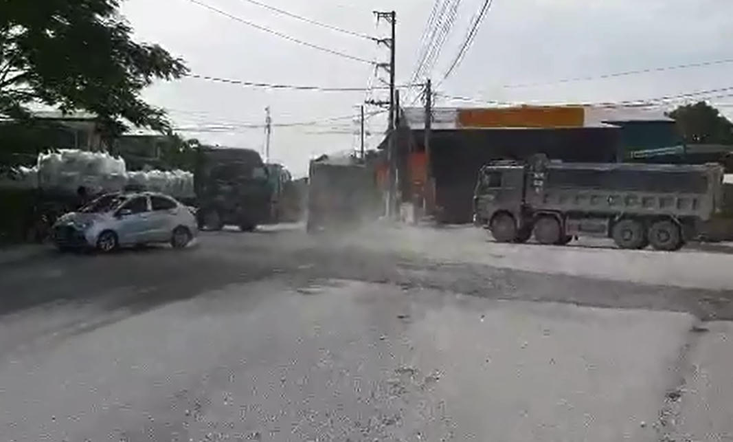 Hà Nam:  Người dân Hồng Sơn 'khổ sở' vì sống trong cảnh bụi bặm, xe tải hoành hành