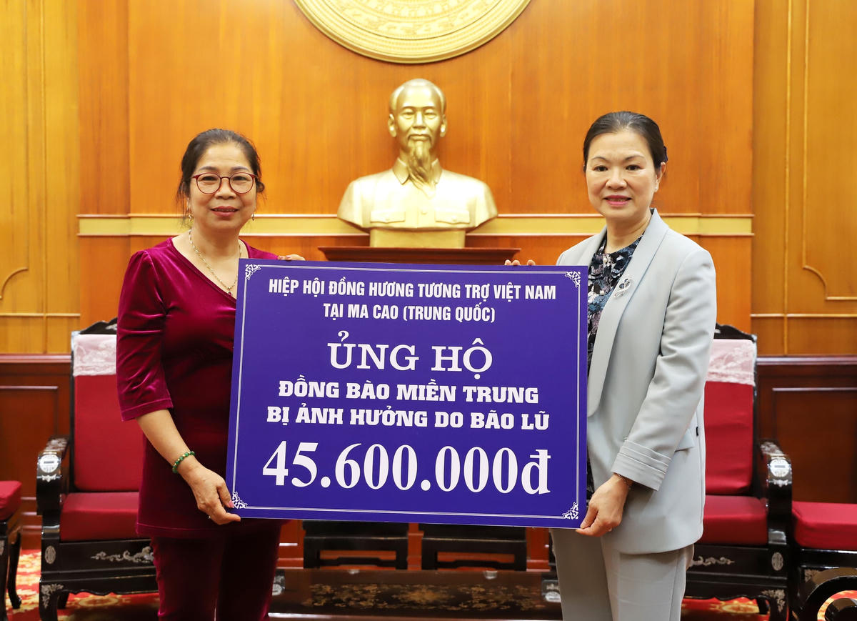 Phó Chủ tịch Trương Thị Ngọc Ánh tiếp nhận ủng hộ từ Hiệp hội Đồng hương tương trợ Việt Nam tại Macau (Trung Quốc).