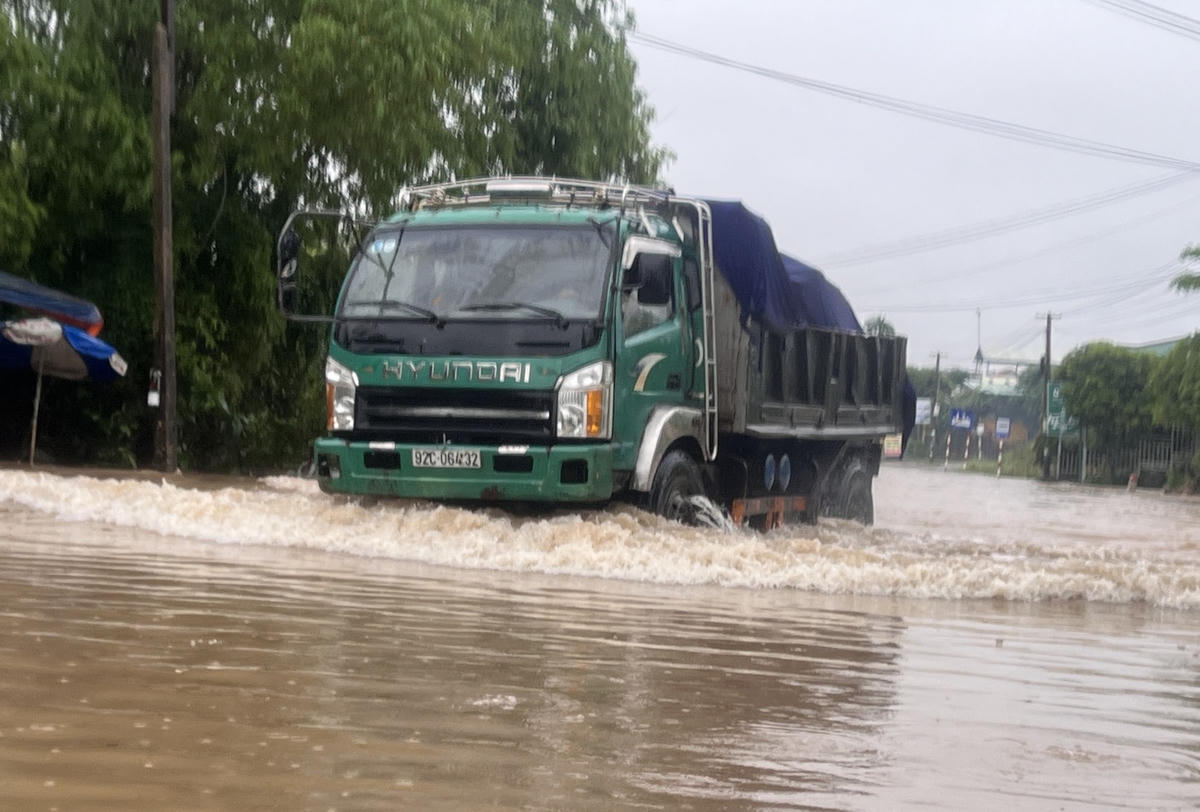 Phương tiện xe tải lưu thông đoạn đường quốc lộ 14H ngập nước.