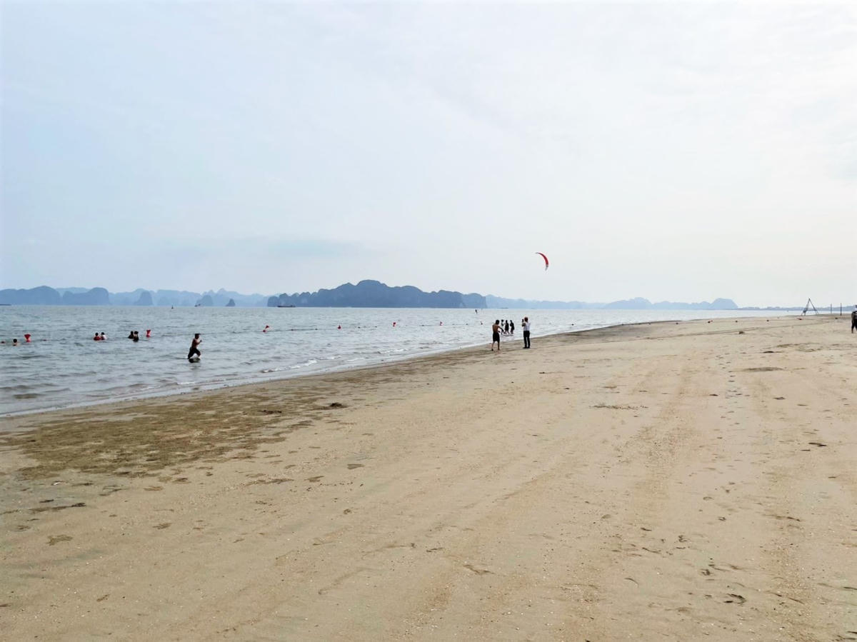 Rác phao xốp trên bãi biển Hạ Long đã được thu dọn