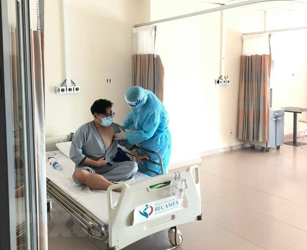 Bác sĩ thăm khám, điều trị cho bệnh nhân mắc đậu mùa khỉ tại Bình Dương. Ảnh: TTXVN.