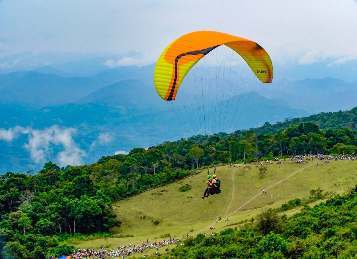 Trải nghiệm dù lượn là môn thể thao được rất nhiều du khách ưa thích, để thỏa sức chiêm ngưỡng sông nước mênh mông, rừng núi nguyên sinh bạt ngàn nơi đây.