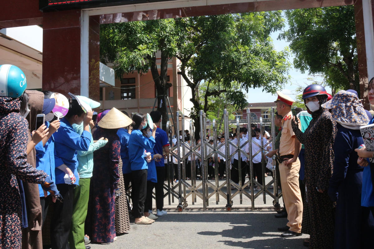 Khoảnh khắc chờ đợi thí sinh...