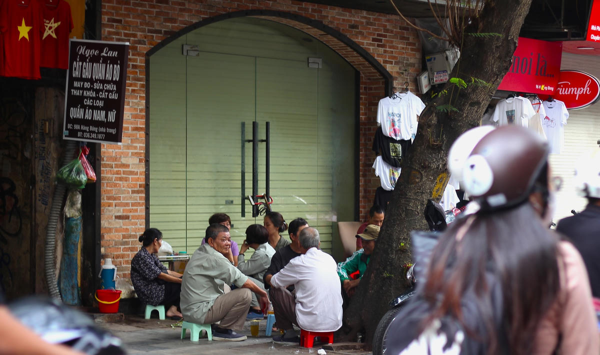 Hà Nội luôn gắn liền với hình ảnh những quán trà đá vỉa hè. Vào mùa thu, các quán trà đá trở nên đông khách hơn. Ngồi bên vỉa hè, bên ly trà đá trong tiết trời se lạnh, ngắm nhìn dòng người qua lại, nét đặc trưng ấy cứ thế ăn sâu vào lối sống của người dân Hà Thành. 