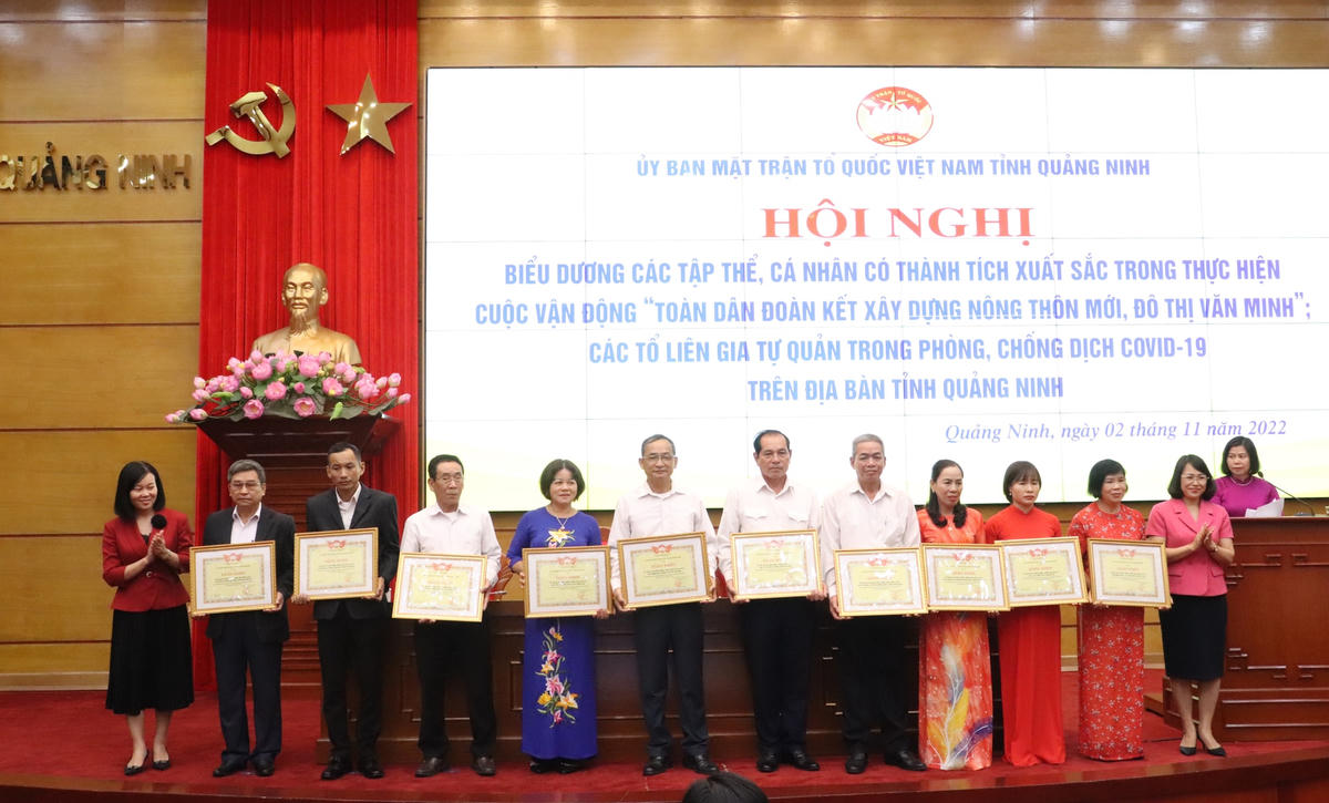 Biểu dương cá nhân, tập thể xuất sắc tại Hội nghị.