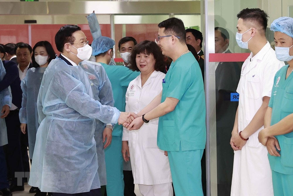 Chủ tịch Quốc hội Vương Đình Huệ thăm Khoa Hồi sức ngoại khoa và ghép tạng, Bệnh viện Trung ương Quân đội 108. (Ảnh: Doãn Tấn/TTXVN).