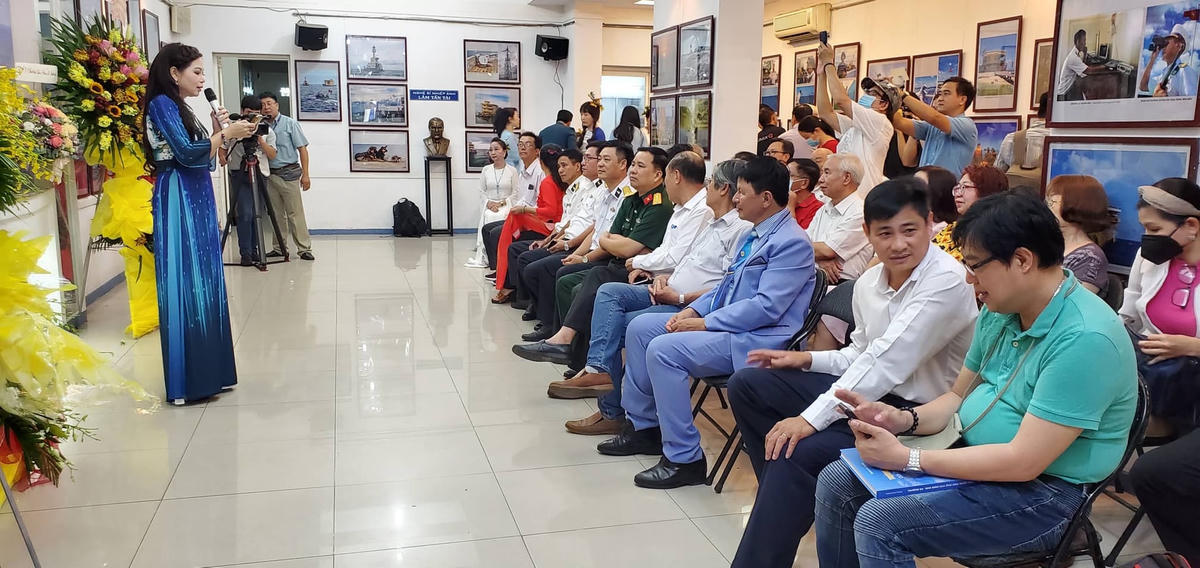 Song song với triển lãm, Hội Nhiếp ảnh TP HCM tổ chức ra mắt sách “Ảnh thời sự nghệ thuật về Trường Sa”.