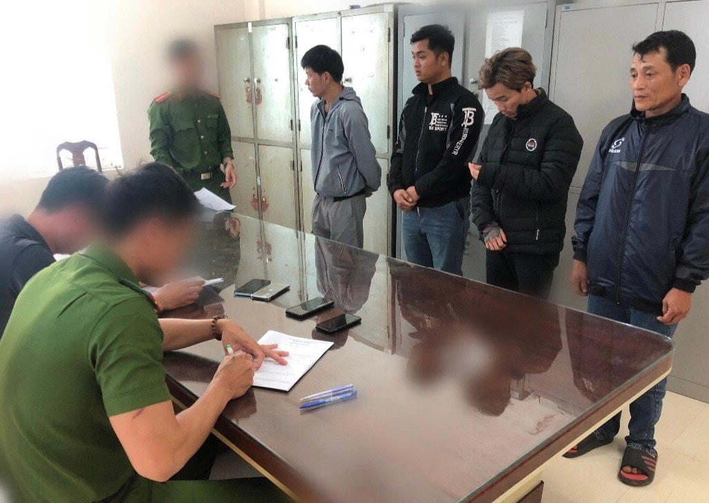 Các đối tượng đánh bạc tại cơ quan CSĐT Công an thành phố Gia Nghĩa.