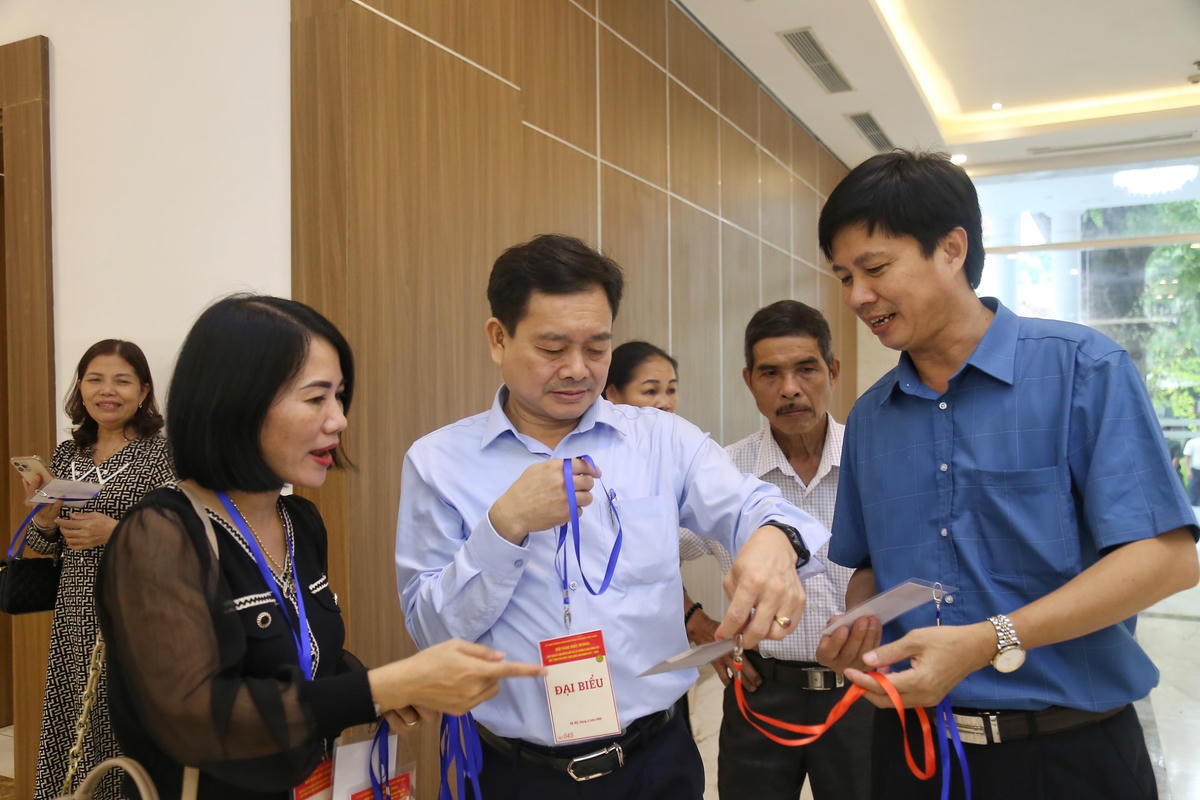 Các đại biểu tham dự Hội nghị lấy thẻ tham dự sự kiện.