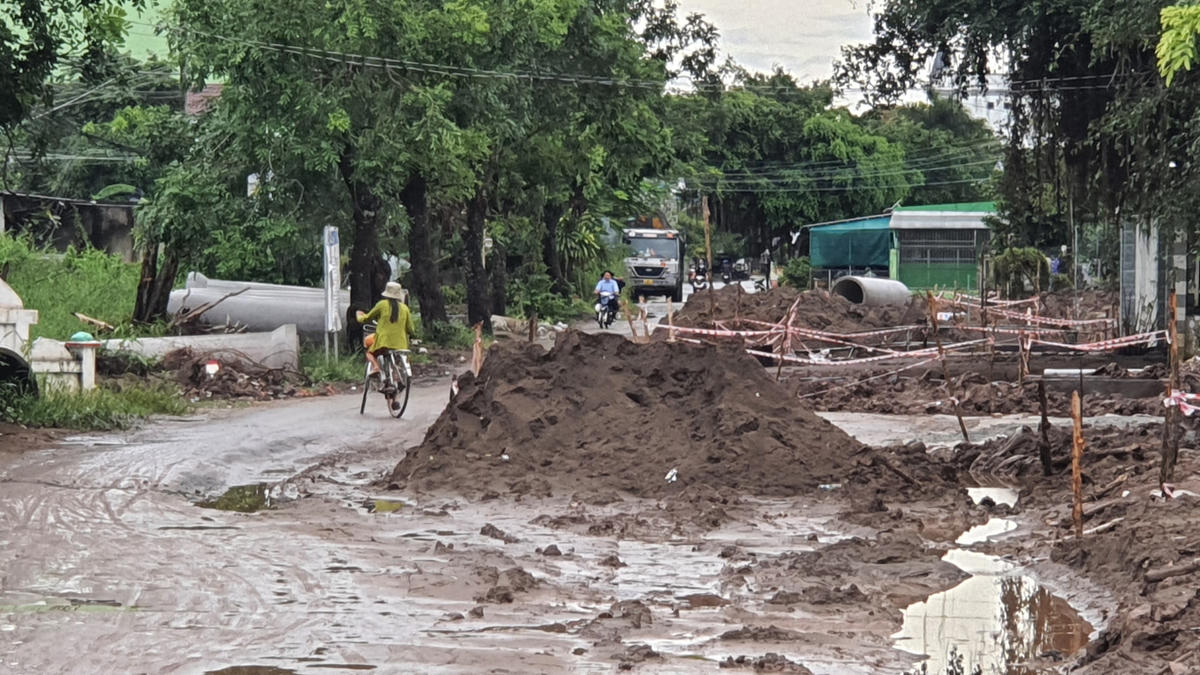 Sình đất ngổn ngang.