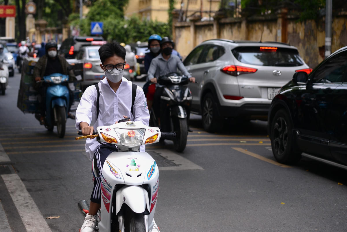 Hà Nội: Tái diễn tình trạng học sinh đi xe máy, xe điện vi phạm luật giao thông 