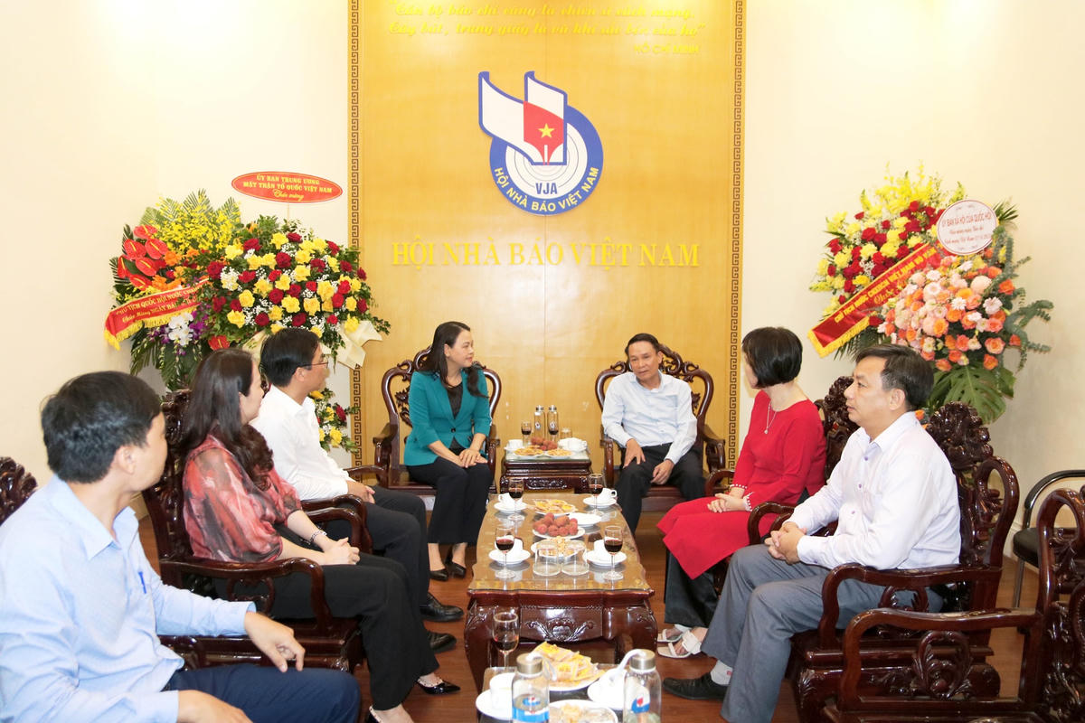Phó Chủ tịch – Tổng Thư ký Nguyễn Thị Thu Hà thăm, chúc mừng Hội Nhà báo Việt Nam.