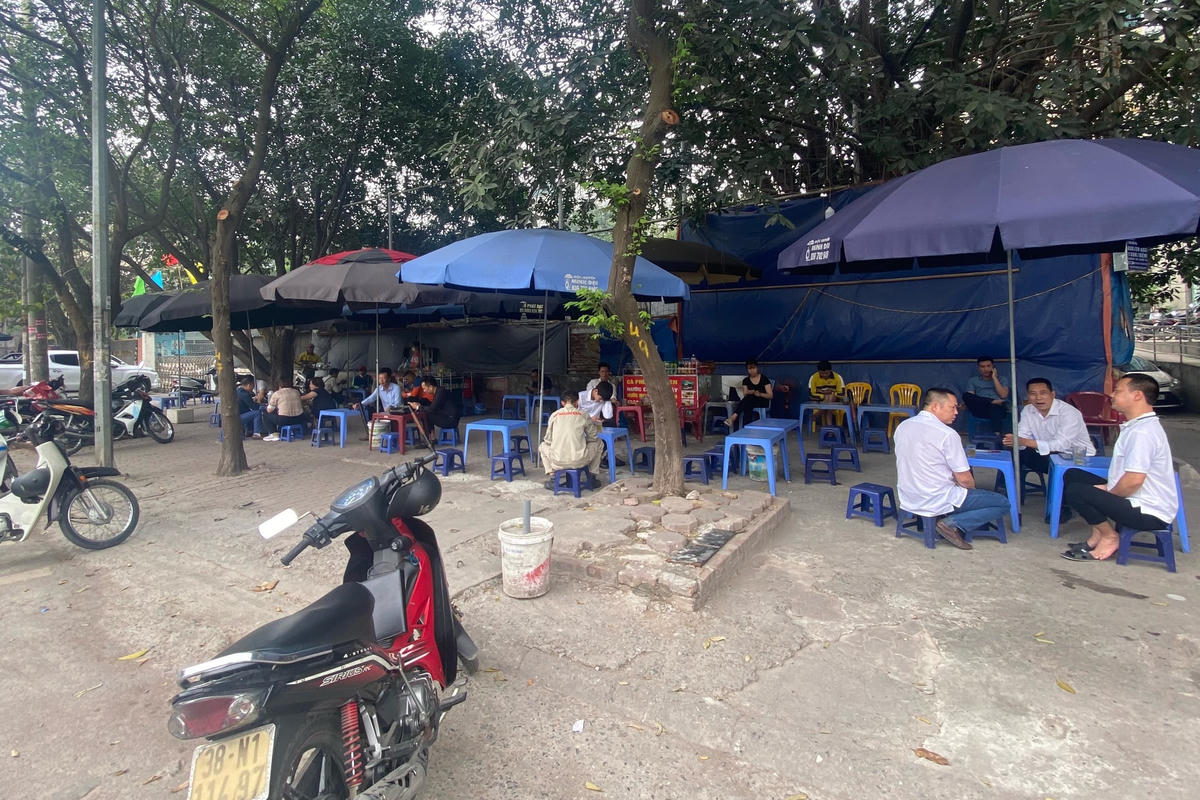 Khi vắng bóng lực lượng chức năng, những quán trà đá lại 'mọc lên' trên vỉa hè.