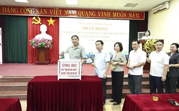 Với tinh thần “Uống nước nhớ nguồn”, “Lá lành đùm lá rách”, … xã Thường Tín phát động phong trào ủng hộ Quỹ “Đền ơn đáp nghĩa” và quỹ “Bảo trợ trẻ em”. Ảnh: T.B.