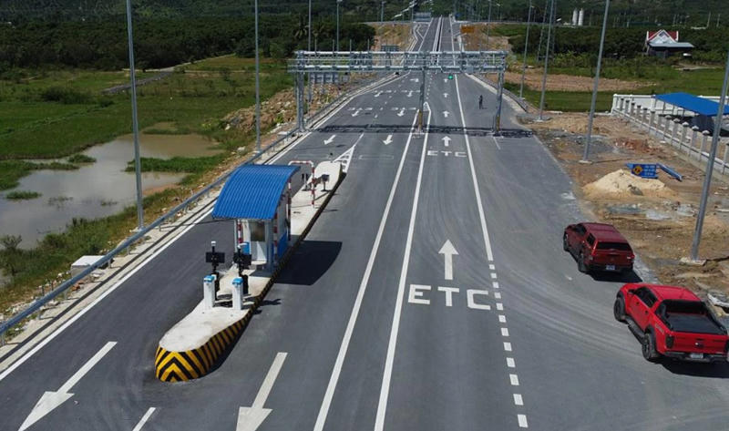 Cao tốc Nha Trang - Cam Lâm được bố trí 1 làn ETC và làn dừng khẩn cấp, không có barie và cabin thu phí.