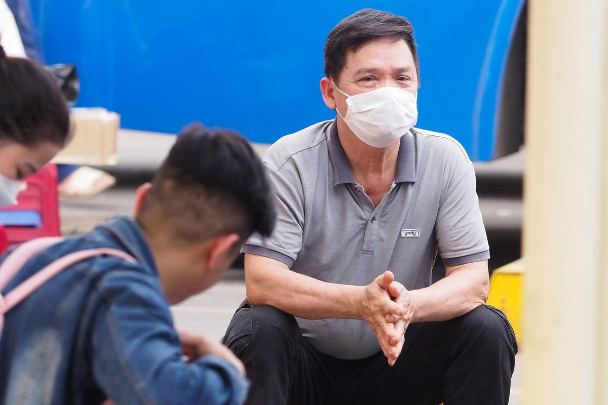 Theo anh Nguyễn Hữu Tuấn, quê Thanh Hóa chia sẻ, ngày trước anh không có thói quen đeo khẩu trang. Nhưng mấy năm trở lại đây xuất hiện dịch Covid-19 nên lúc nào anh cũng đeo khẩu trang khi ra đường để bảo vệ bản thân mình và những người khác.