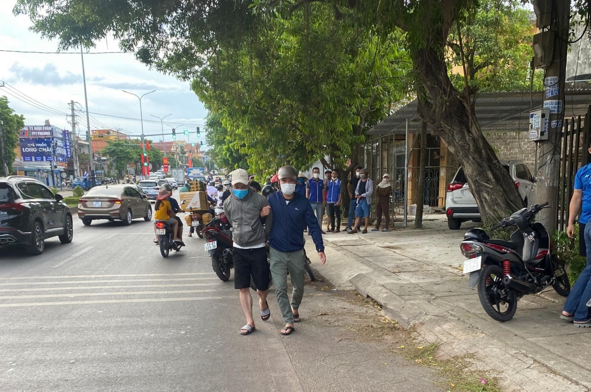 Công an thành phố Đồng Hới đã bắt giữ "kẻ biến thái" sàm sỡ phụ nữ trên đường phố.