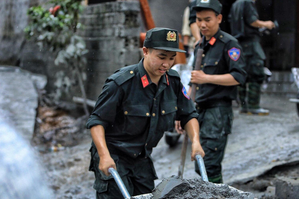 Hàng trăm CSCĐ giúp người dân khắc phục hậu quả vỡ hồ chứa nước thải Nhà máy tuyển quặng đồng