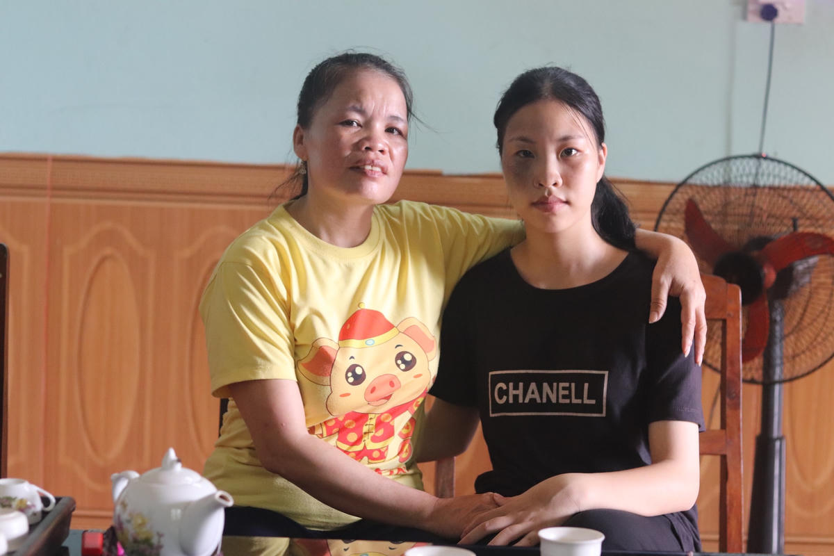 Mẹ của Mai cho biết, sẽ tìm mọi cách lo đủ chi phí, dù có phải vay mượn với lãi suất cao cũng cố để lo cho con di học.