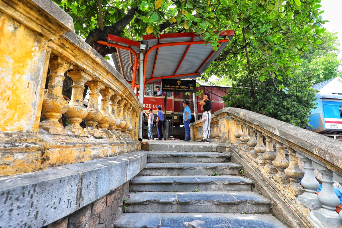 Để đảm bảo an toàn chạy tàu, Chi nhánh Khai thác đường sắt Hà Nội (Đơn vị quản lý ga Long Biên) đã xây dựng biện pháp đảm bảo an toàn giao thông đường sắt, tăng cường nhân viên bảo vệ. 
